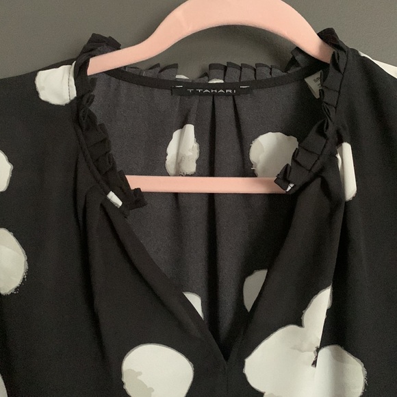 🖤🤍TAHARI Black and White Polka Dot Blouse - Picture 3 of 9